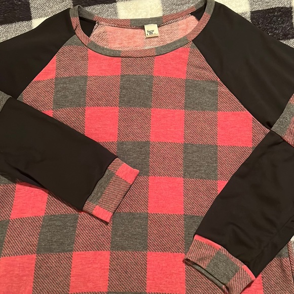 Super cute plaid long sleeved top - New Without Tags - Picture 1 of 3